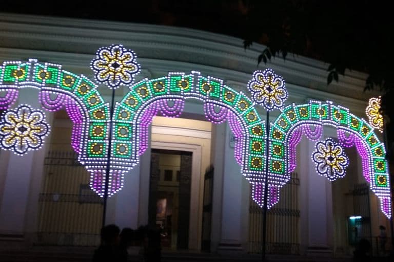 Le luminarie sulla facciata della Cattedrale di Caserta la sera della festa