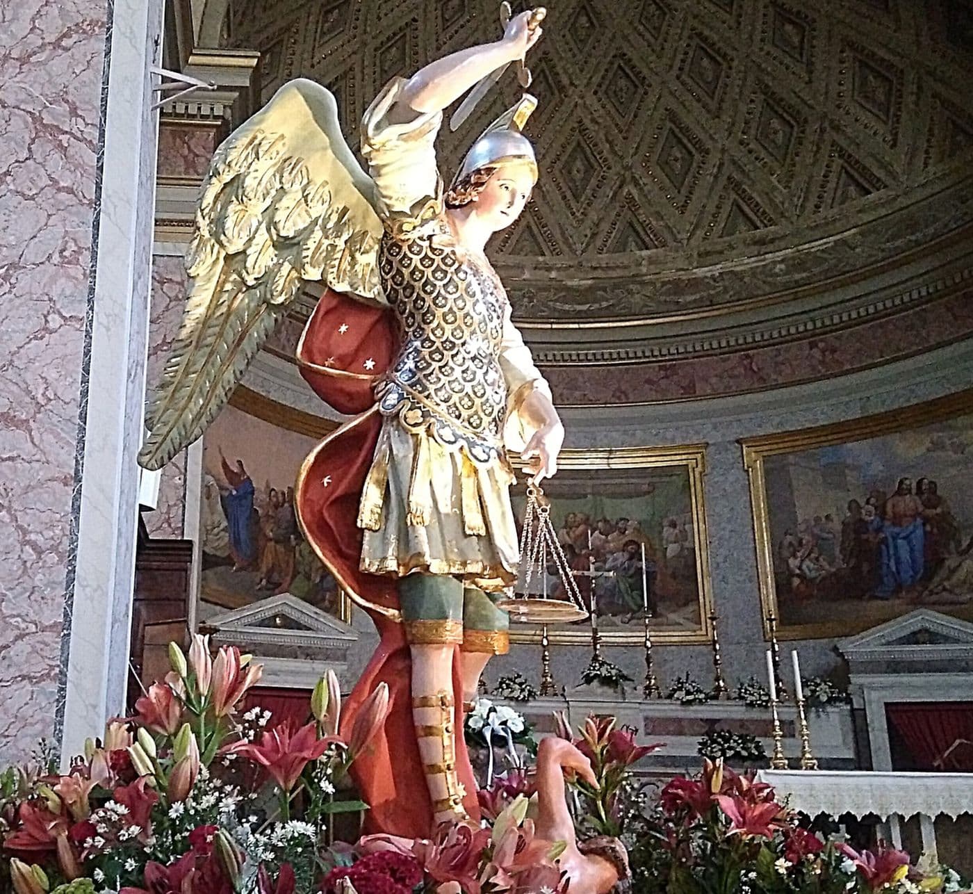 Il simulacro di San Michele Arcangelo tra i fiori, sotto la volta dell’abside della Cattedrale