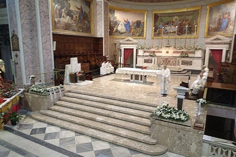 Il presbiterio della Cattedrale durante la Messa della festa