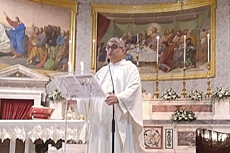 L’omelia, con gli affreschi dell’abside sullo sfondo