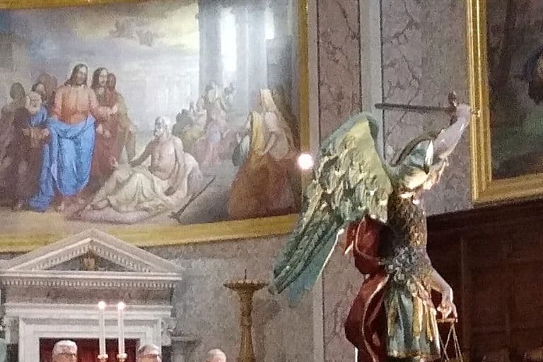 Il simulacro di San Michele davanti agli affreschi dell’abside durante la celebrazione