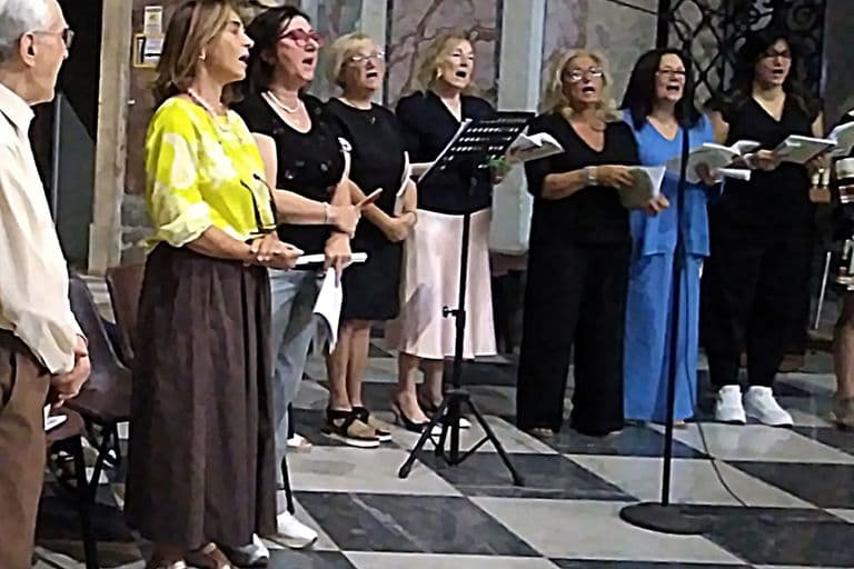 Il coro durante la Messa della festa