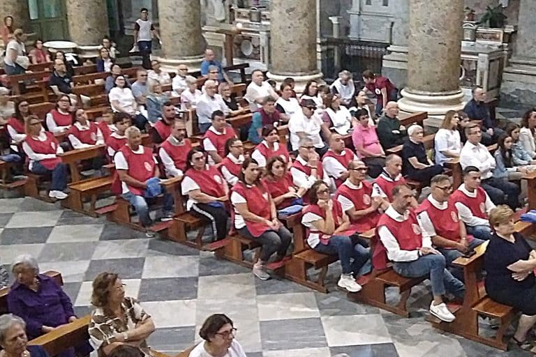 L’assemblea in Cattedrale, con i portatori del simulacro in casacca rossa