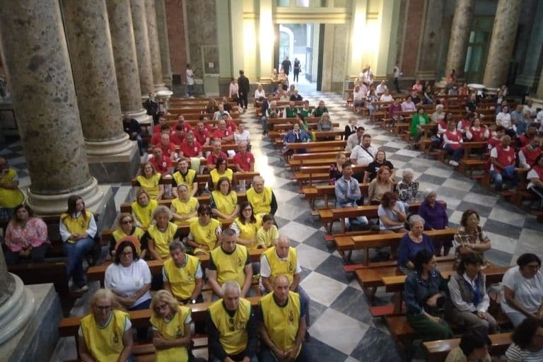 La navata della Cattedrale gremita, vista dall’alto