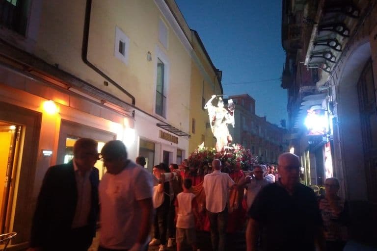 Il simulacro di San Michele per le strade del centro all’imbrunire