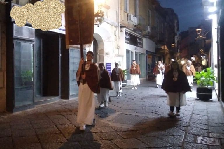 Lo stendardo apre la processione per le vie del centro