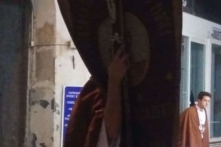 Lo stendardo con il Crocifisso in processione