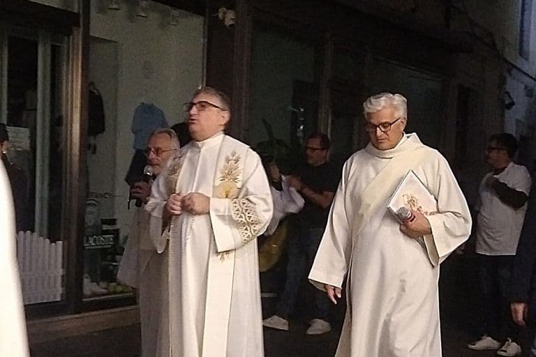 I sacerdoti in processione