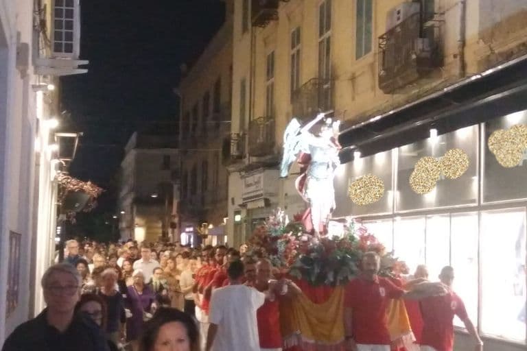 La processione fra la gente lungo le vie del centro