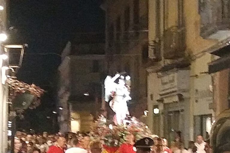 La folla accompagna il simulacro di San Michele per le strade di Caserta