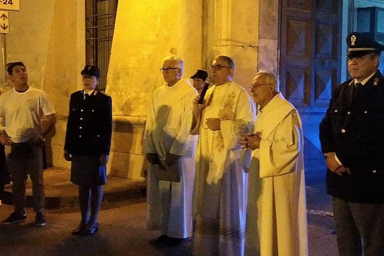 Una sosta di preghiera lungo il percorso della processione