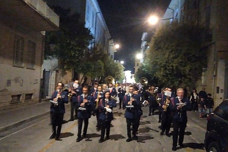 La banda musicale accompagna la processione