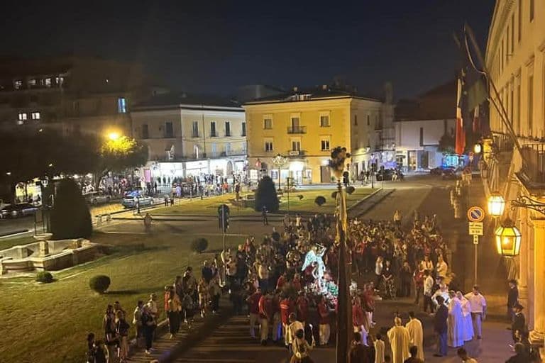 La processione vista dall’alto mentre attraversa la piazza