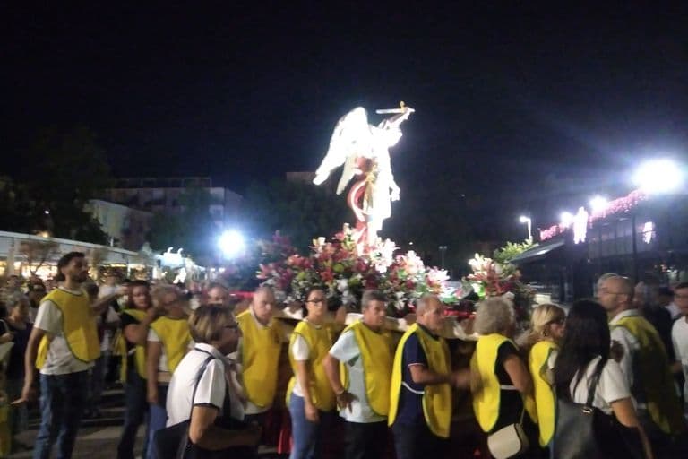 Il simulacro di San Michele fra i volontari in pettorina gialla
