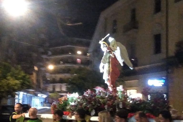 Il simulacro di San Michele illuminato nella notte lungo il percorso
