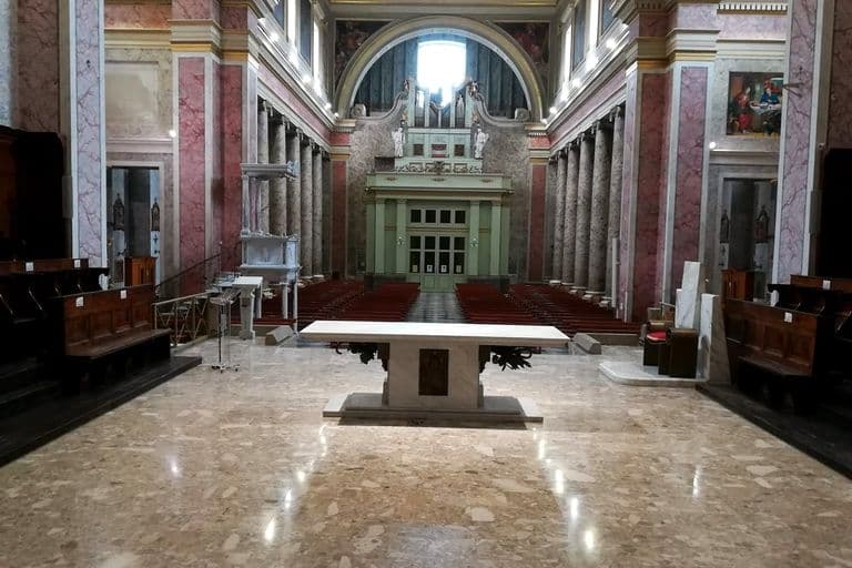 La navata centrale della Cattedrale di Caserta vista dall’altare, con le colonne di marmo e la cantoria dell’organo sullo sfondo